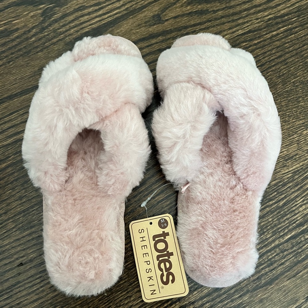 Totes sheepskin pale pink women’s slippers us 7 Uk 5-6